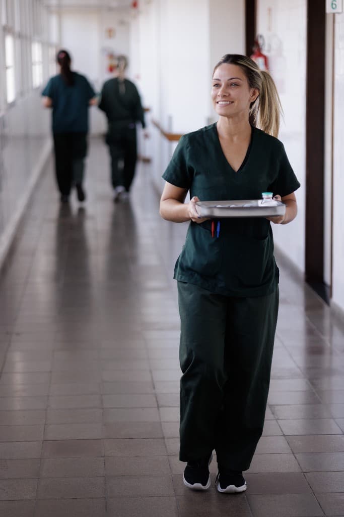 Enfermeira no corredor do hospital