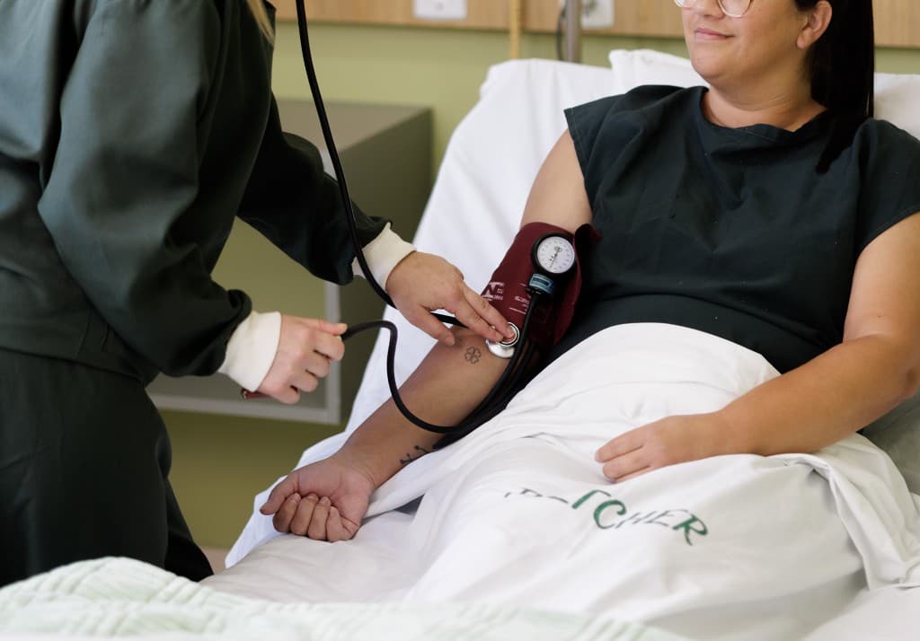 Paciente sendo atendida no Hospital Piltcher